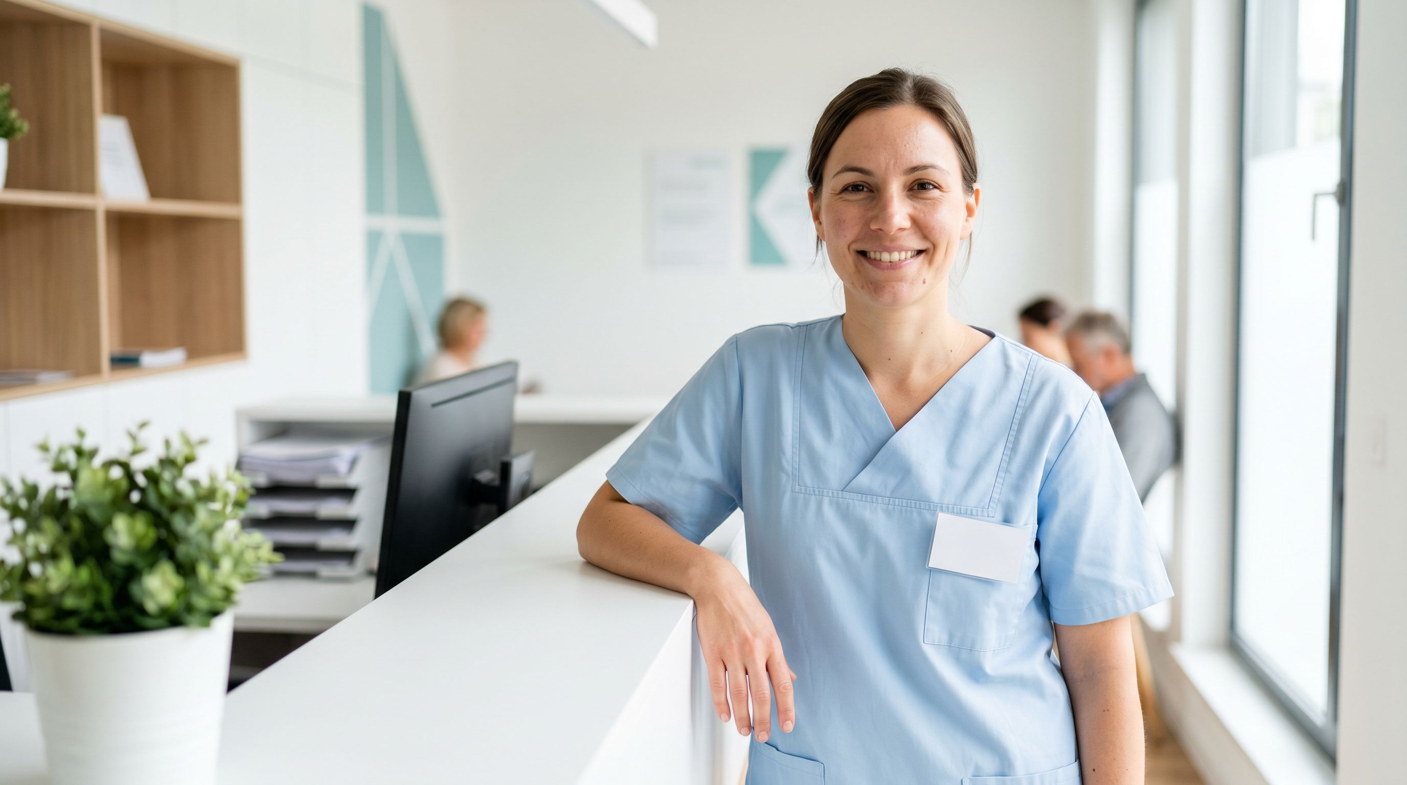 Zufriedene Ordinationsassistentin am Empfang