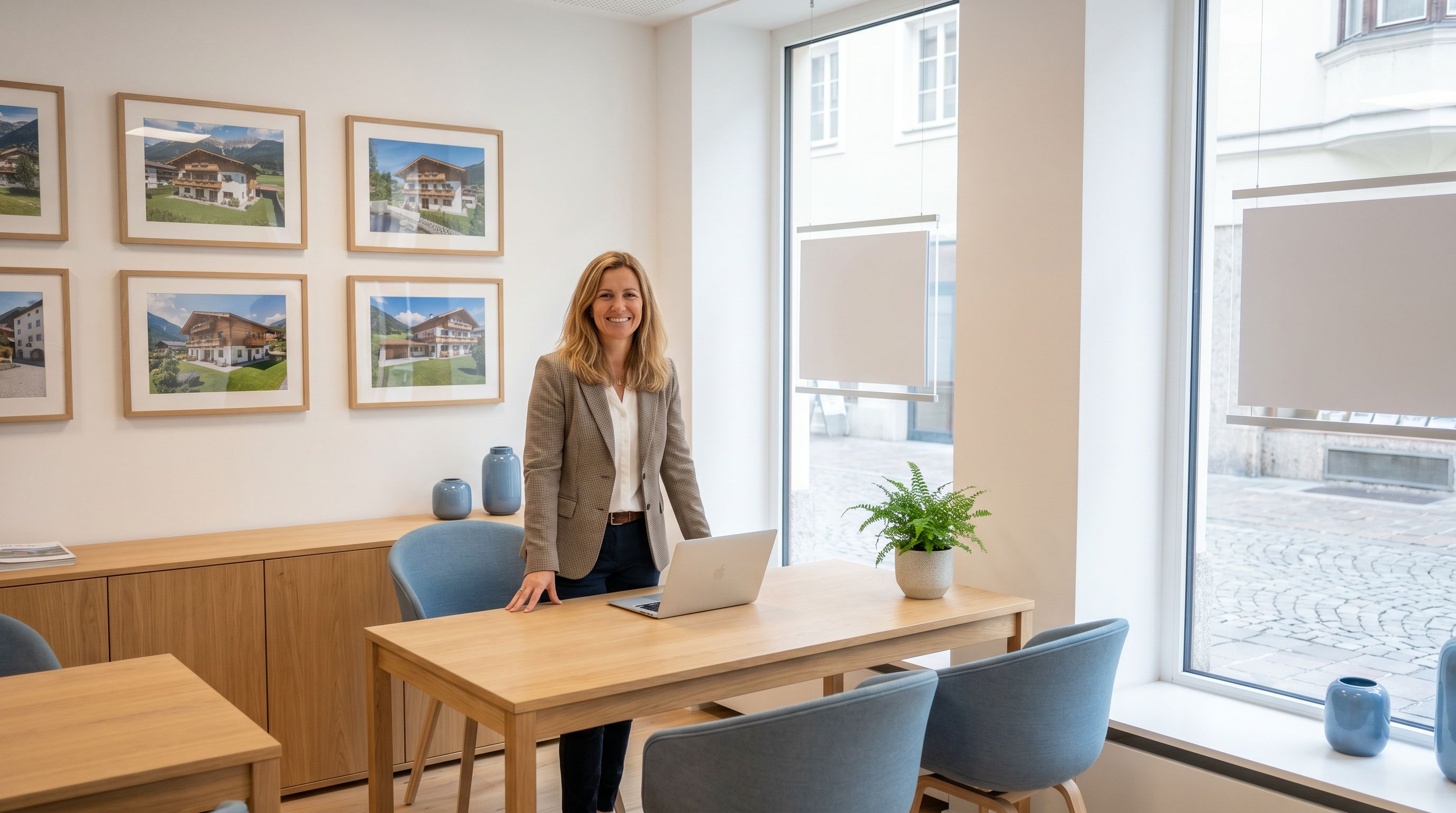 Freundliche Immobilienmaklerin in einem modernen Maklerbüro