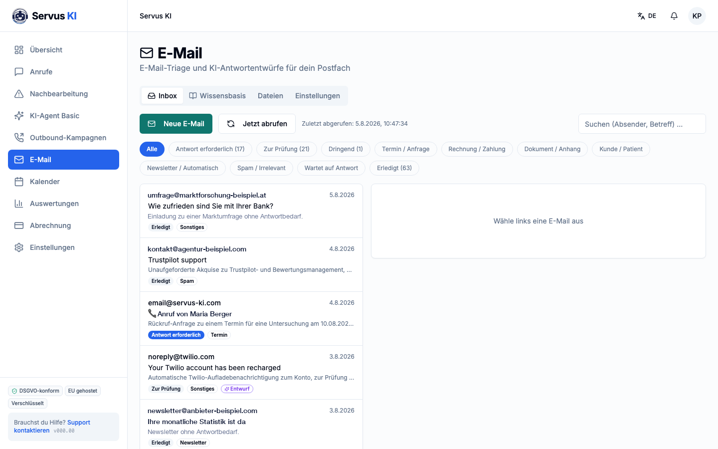 Practice inbox in Servus KI: every email with a category, a short summary and a marker for whether a reply is needed.