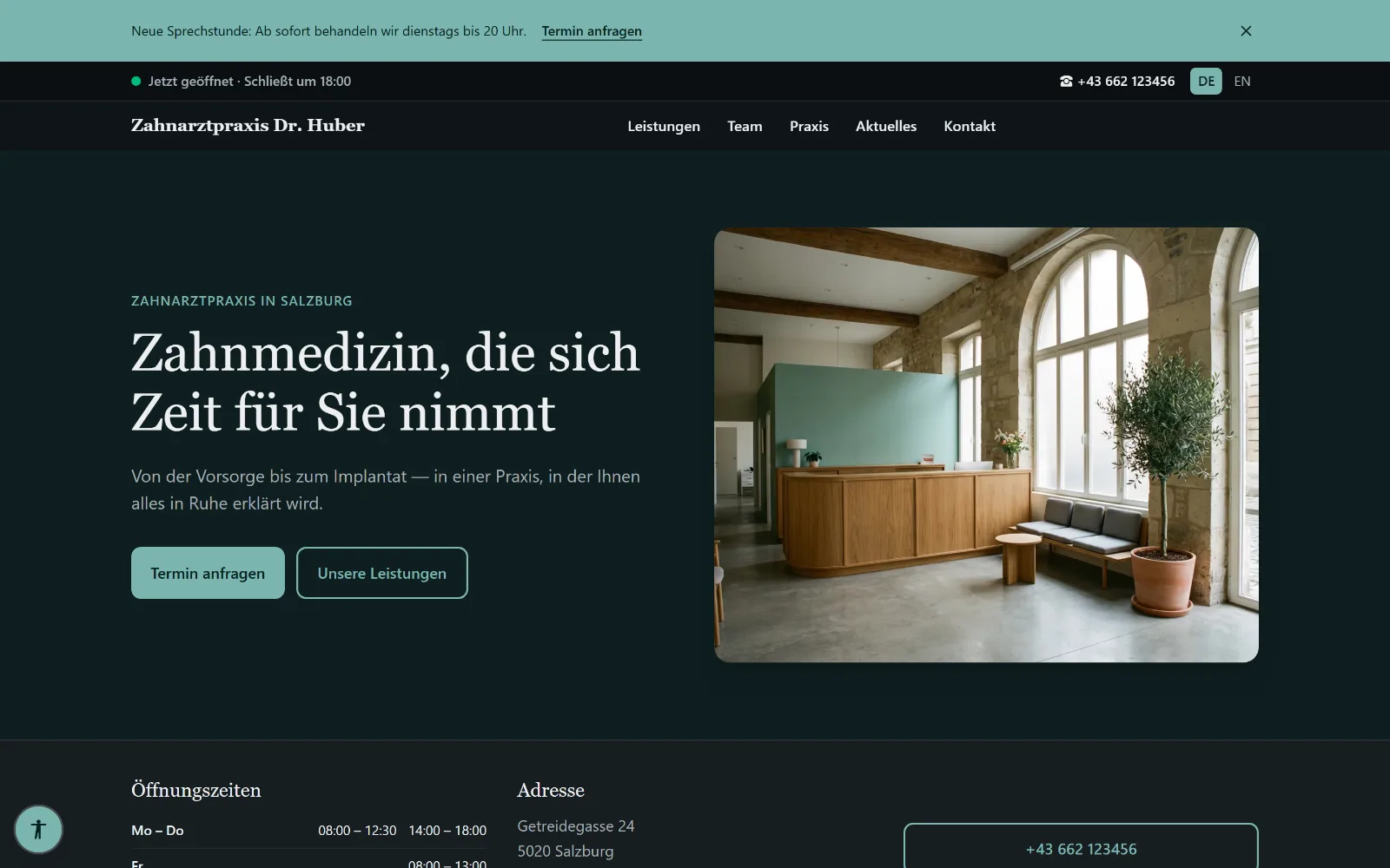 Startseite der Musterpraxis: Hinweisbalken zur neuen Sprechstunde, Statuszeile „Jetzt geöffnet“, Sprachumschalter DE/EN und ein Hero-Bereich mit den Schaltflächen „Termin anfragen“ und „Unsere Leistungen“.